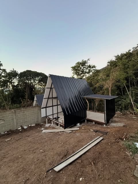 Cabana em montagem em Barra de Guaratiba