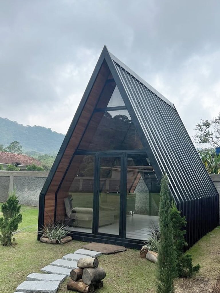 Cabana A-frame concluída em meio à natureza